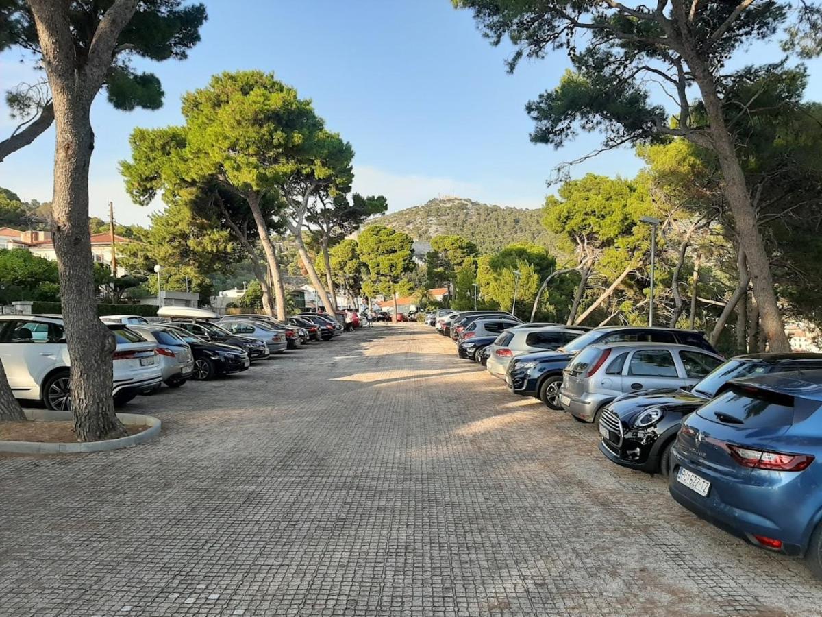 Jesliving Hvar - 2 Bedroom Elegant Apartment With Sea View In Historic Center Of Hvar Town Extérieur photo