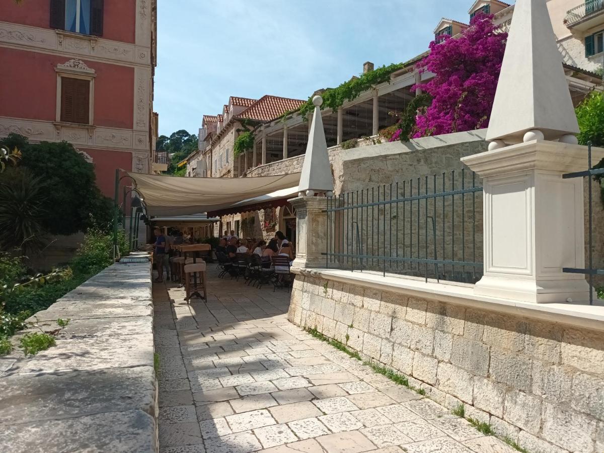 Jesliving Hvar - 2 Bedroom Elegant Apartment With Sea View In Historic Center Of Hvar Town Extérieur photo