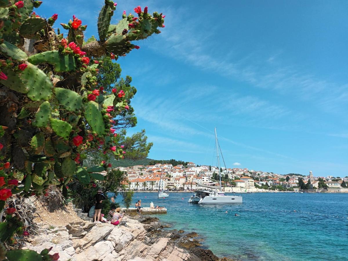 Jesliving Hvar - 2 Bedroom Elegant Apartment With Sea View In Historic Center Of Hvar Town Extérieur photo