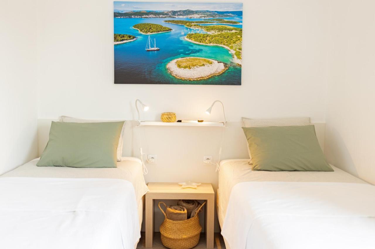 Jesliving Hvar - 2 Bedroom Elegant Apartment With Sea View In Historic Center Of Hvar Town Extérieur photo
