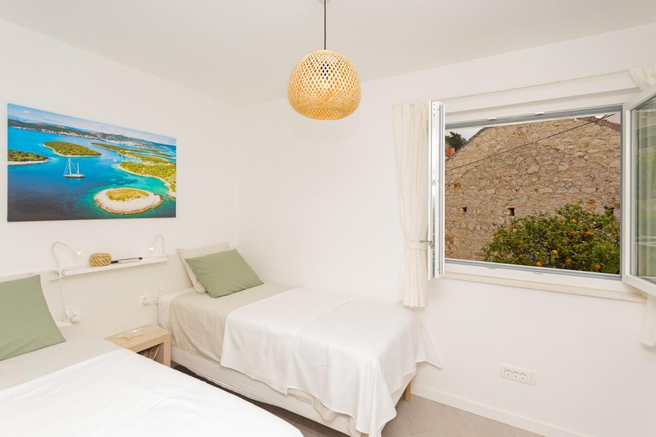 Jesliving Hvar - 2 Bedroom Elegant Apartment With Sea View In Historic Center Of Hvar Town Extérieur photo
