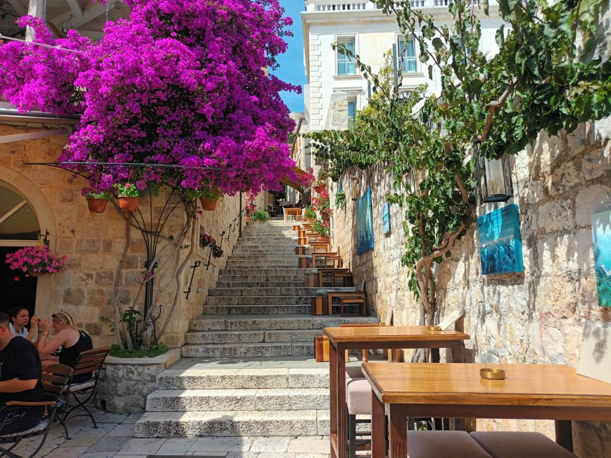 Jesliving Hvar - 2 Bedroom Elegant Apartment With Sea View In Historic Center Of Hvar Town Extérieur photo
