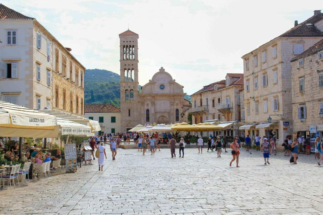Jesliving Hvar - 2 Bedroom Elegant Apartment With Sea View In Historic Center Of Hvar Town Extérieur photo