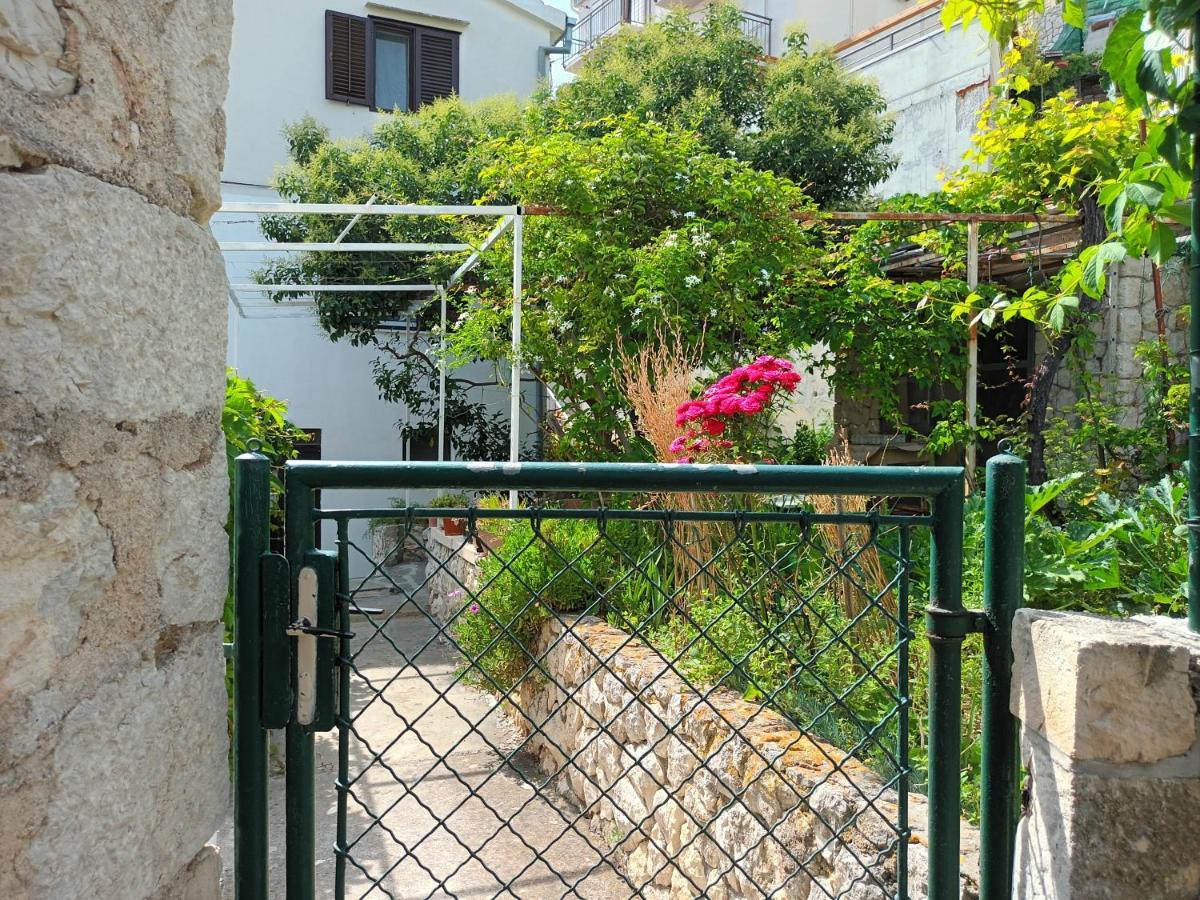Jesliving Hvar - 2 Bedroom Elegant Apartment With Sea View In Historic Center Of Hvar Town Extérieur photo