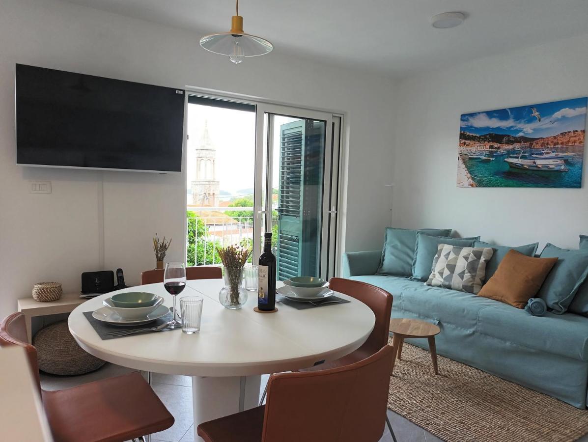 Jesliving Hvar - 2 Bedroom Elegant Apartment With Sea View In Historic Center Of Hvar Town Extérieur photo