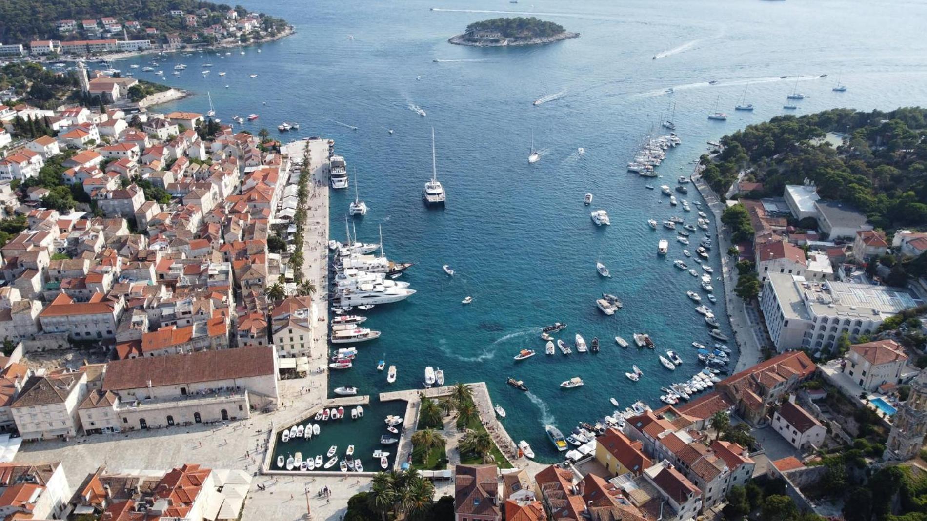 Jesliving Hvar - 2 Bedroom Elegant Apartment With Sea View In Historic Center Of Hvar Town Extérieur photo