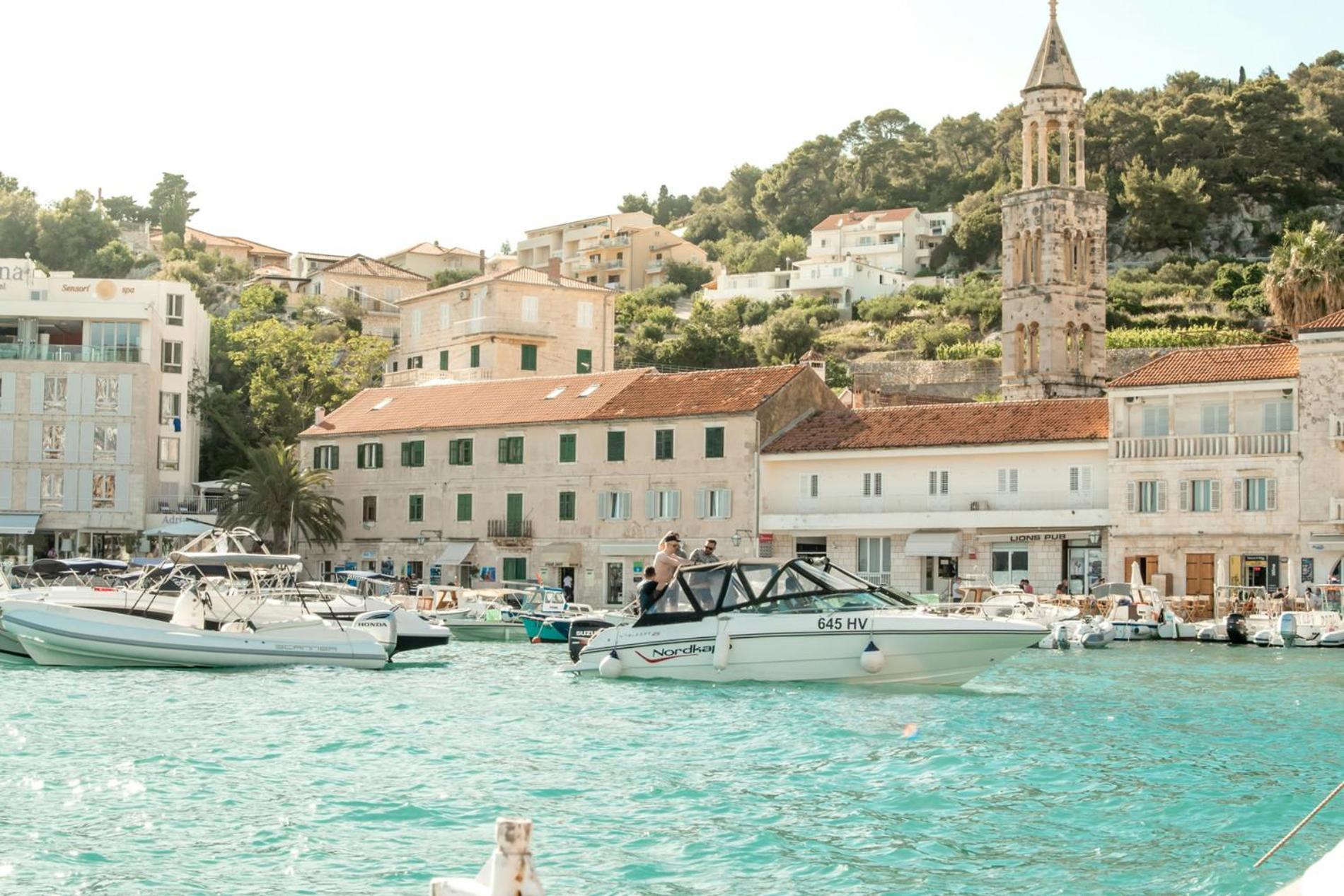Jesliving Hvar - 2 Bedroom Elegant Apartment With Sea View In Historic Center Of Hvar Town Extérieur photo